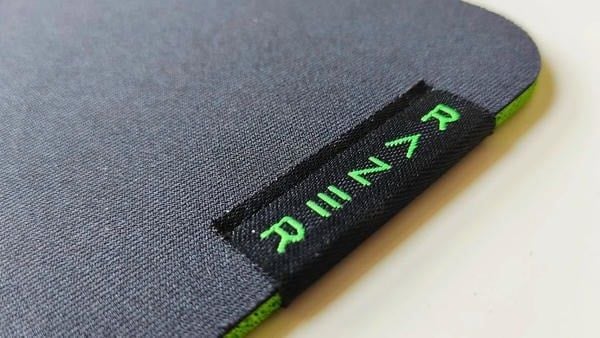 Chi tiết tag logo Razer được dệt tinh xảo trên mép lót chuột Gigantus V2
