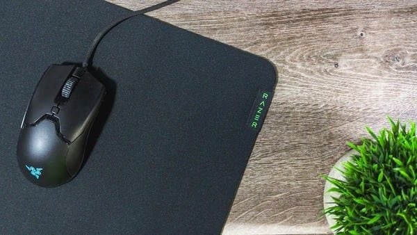 Mặt trên lót chuột Razer Gigantus V2 Medium bề mặt đen nhám tối giản