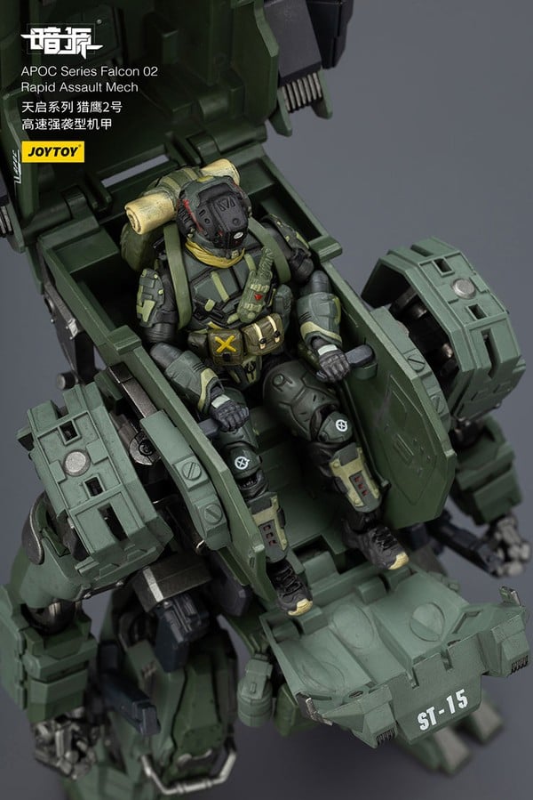 cận cảnh Steel Ride Corps Assaulter Rhett trong buồng lái JOY TOY APOC Series Falcon 02 Rapid Assault Mech ST-8615