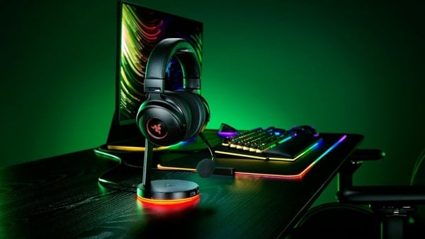 Hiệu ứng đèn Chroma RGB trên giá treo tai nghe Razer V2 nShop