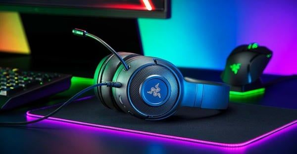Đệm tai bằng vải Hybrid và bọt nhớ Memory Foam êm ái của Razer Kraken V3 X