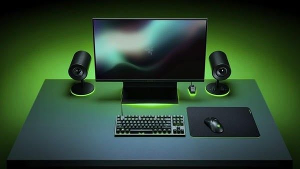 Phối cảnh setup lót chuột Razer Gigantus V2 Medium trên bàn làm việc