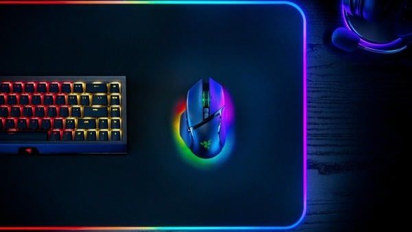 Phối cảnh Razer Basilisk V3 Pro 35K nổi bật với hiệu ứng LED Chroma RGB