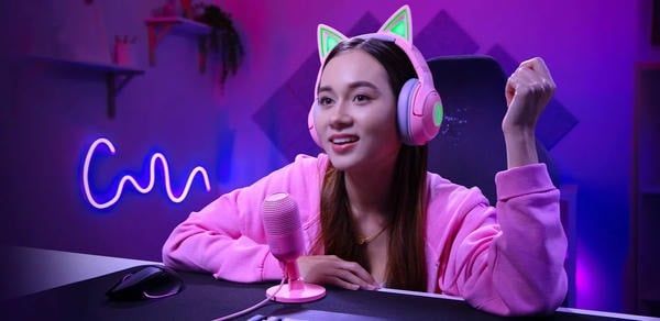 Streamer nữ sử dụng micro Razer Seiren V3 Mini màu hồng Quartz nShop