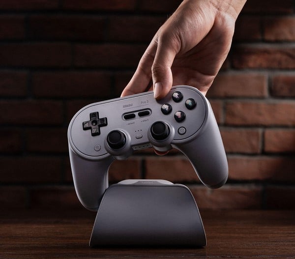 nShop bán Tay Cầm Game 8BitDo Pro 3 Bluetooth Gamepad có dock sạc trưng bày trang trí góc gaming