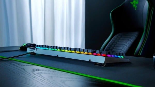 Thiết kế profile cạnh bên và hệ thống LED của Razer BlackWidow V4 X
