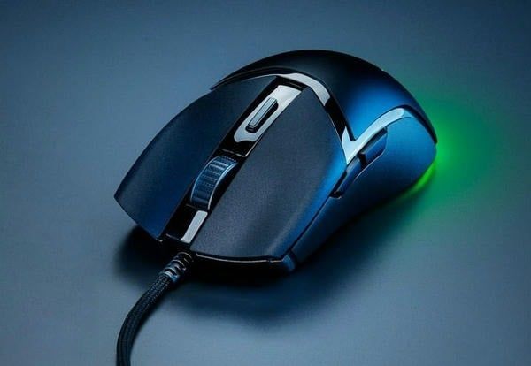 Thiết kế đối xứng nhỏ gọn của Razer Cobra phù hợp với nhiều kiểu cầm nShop