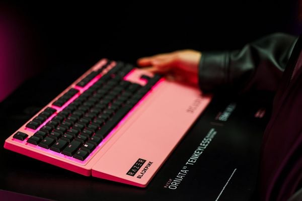 Trải nghiệm gõ phím trên Razer Ornata V3 TKL BLACKPINK nShop