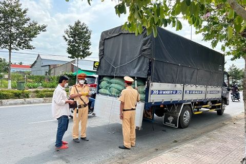 Hậu Quả Việc Chở Xe Quá Tải – Những Rủi Ro Tài Xế Không Thể Bỏ Qua