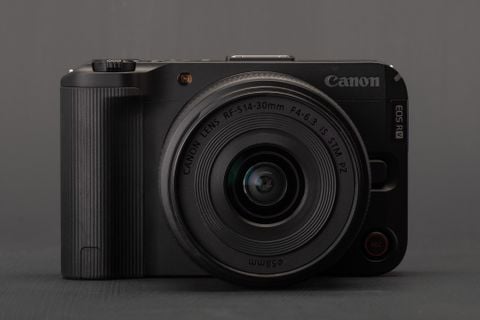 Đánh giá Canon EOS R50 V: giá trị hơn tốc độ