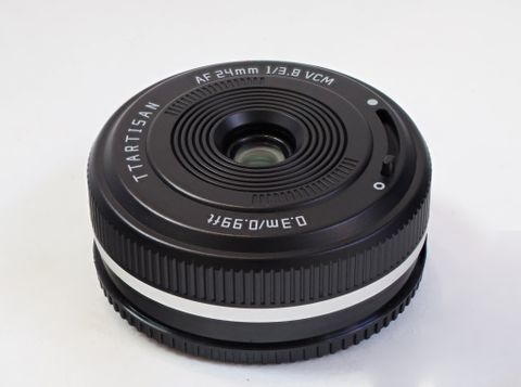 TTArtisan ra mắt ống kính Pancake AF 24mm F3.8: mỏng 16mm, nặng 57g, có lấy nét tự động