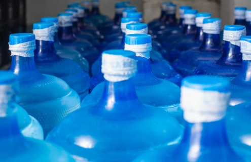 Nước uống đóng bình có sạch không? Sự thật ít ai biết