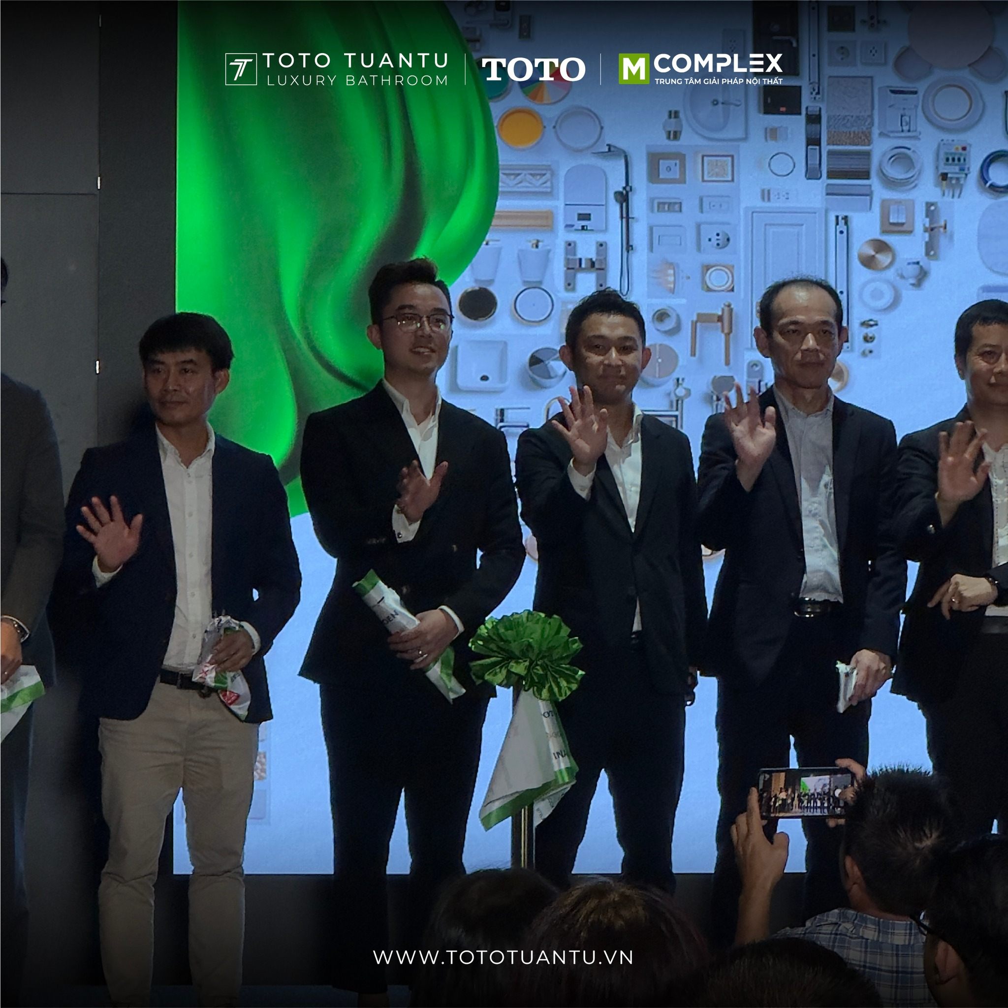 TOTO TUẤN TÚ ĐỒNG HÀNH CÙNG KHAI TRƯƠNG  TỔ HỢP M-COMPLEX ROYAL CITY