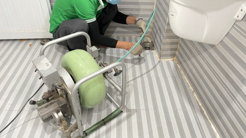 Gọi thợ chuyên nghiệp đến xử lý tình trạng bồn cầu bị trào ngược