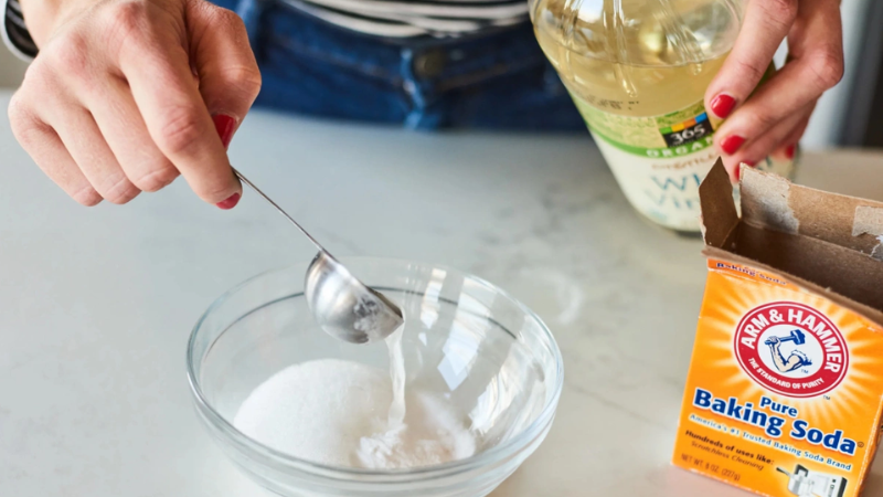 Baking soda và giấm giúp phân hủy mảng bám trong ống thoát nước