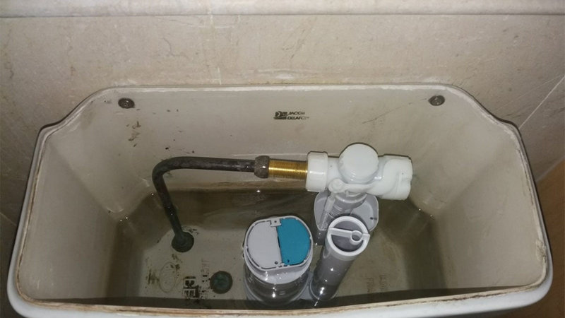 Ống thông hơi bị tắc khiến bồn cầu phát tiếng ục ục, trào ngược