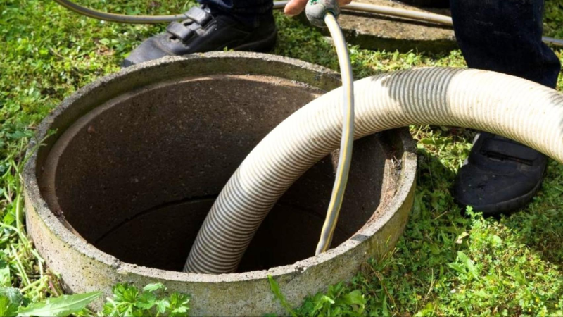 Bể phốt đầy gây áp lực khiến nước thải trào ngược lên bồn cầu