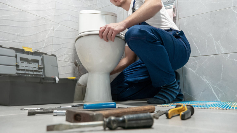 Liên hệ thợ chuyên nghiệp khi bồn cầu nghẹt nặng, xử lý tại nhà không hiệu quả