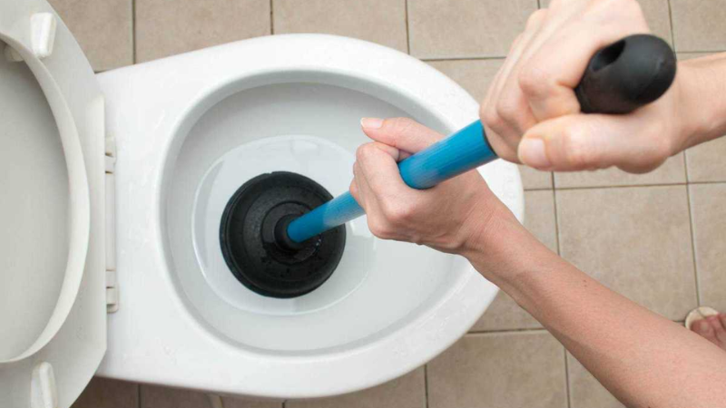 Dùng pittông tạo áp lực đẩy chất thải gây nghẹt bồn cầu dội nước xuống chậm hiệu quả
