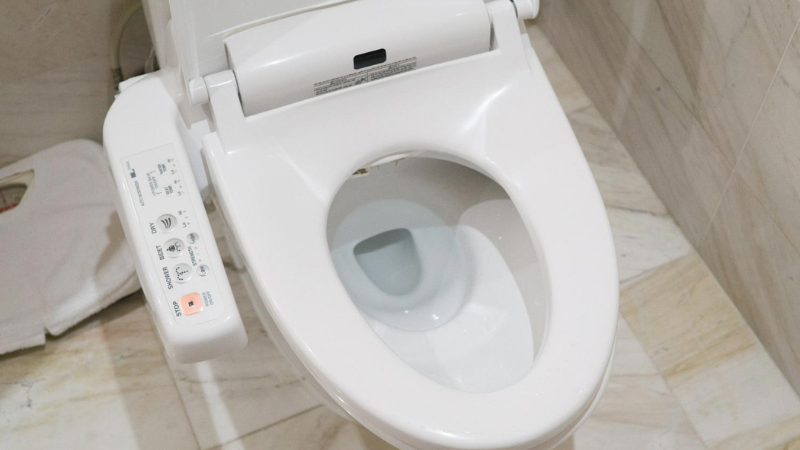 Hiện tượng bồn cầu xả nước không xoáy và hệ lụy phiền toái