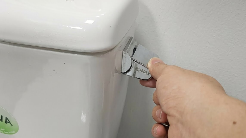 Dây xích giật xả bị chùng hoặc tay gạt bị lỏng