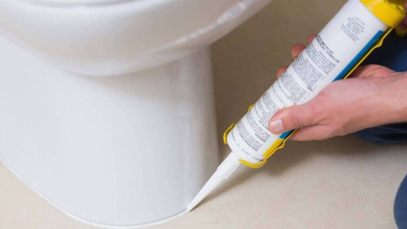 Đi keo silicon chân bồn cầu và kiểm tra xả nước