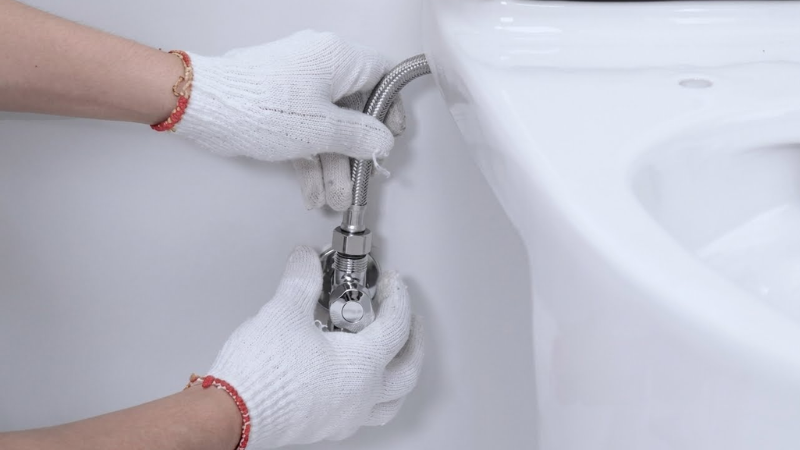 Khóa nguồn cấp nước và xả sạch nước trong két