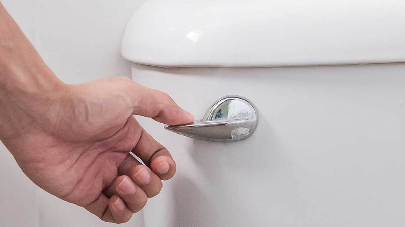 Bộ xả bồn cầu tay gạt hư gây rò rỉ nước liên tục và lãng phí nước sinh hoạt