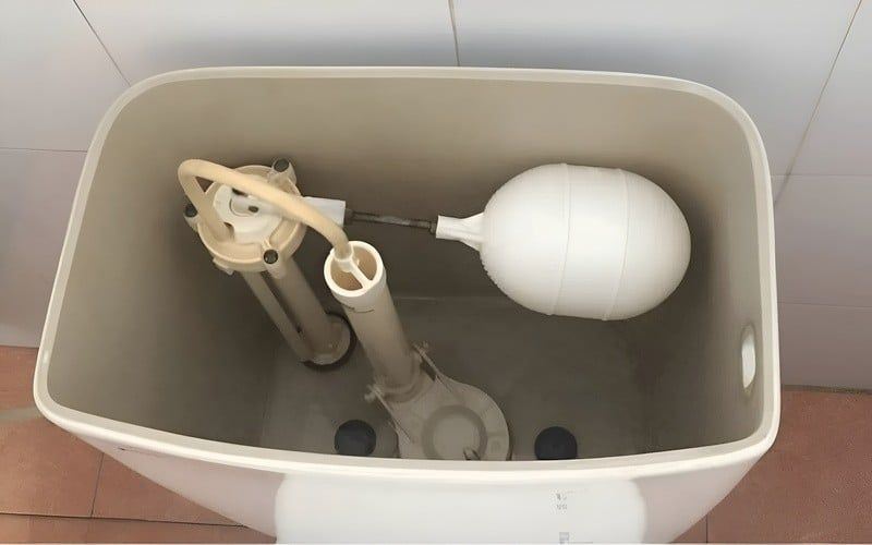 Việc lắp gioăng cao su chưa kín có thể khiến nước chảy liên tục dù đã thay phao mới