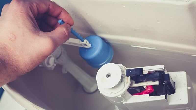 Cần cố định cụm phao bồn cầu mới vào két một cách cẩn thận, tránh làm vỡ ren gây rò nước