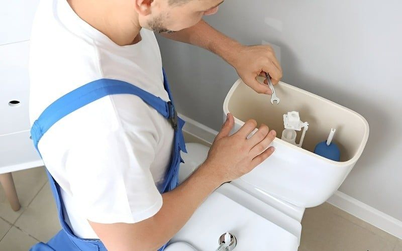 Trước khi thực hiện cách thay phao bồn cầu, cần khóa van cấp nước và xả cạn két nước