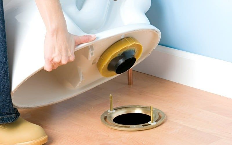 Tình trạng lệch tâm có thể xảy ra khi bồn cầu được lắp đặt không đúng kỹ thuật
