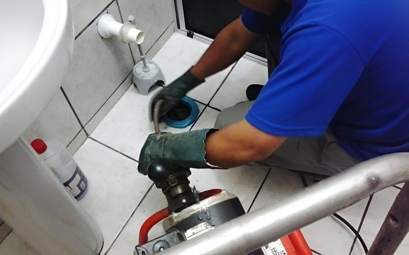 Khi chỉnh lệch tâm bồn cầu, nếu dùng cục dịch tâm quá biên độ sẽ khiến đường ống bị gấp khúc