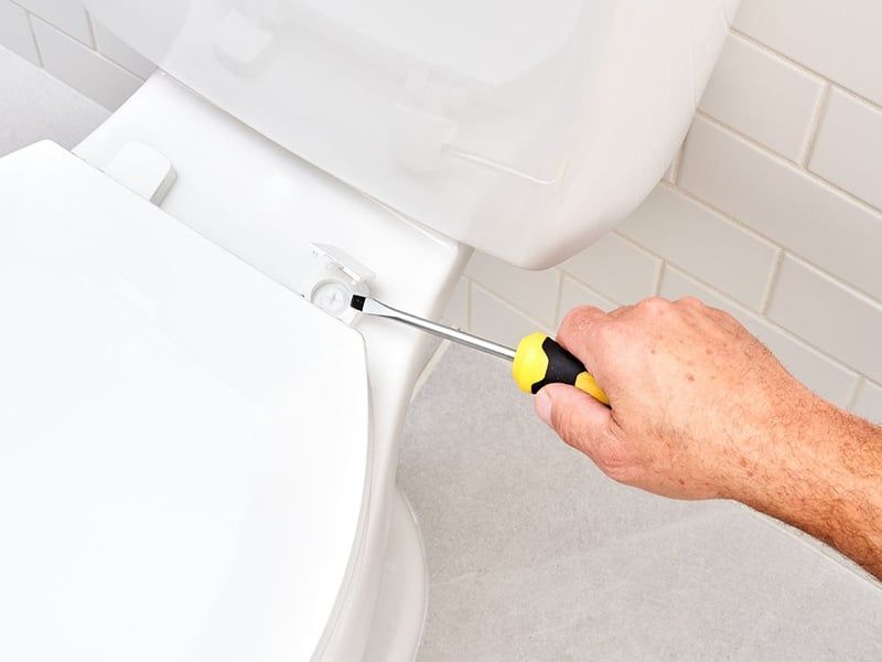 Khi thực hiện cách thay nắp bồn cầu, không nên siết vít quá chặt để tránh làm hỏng bệ sứ