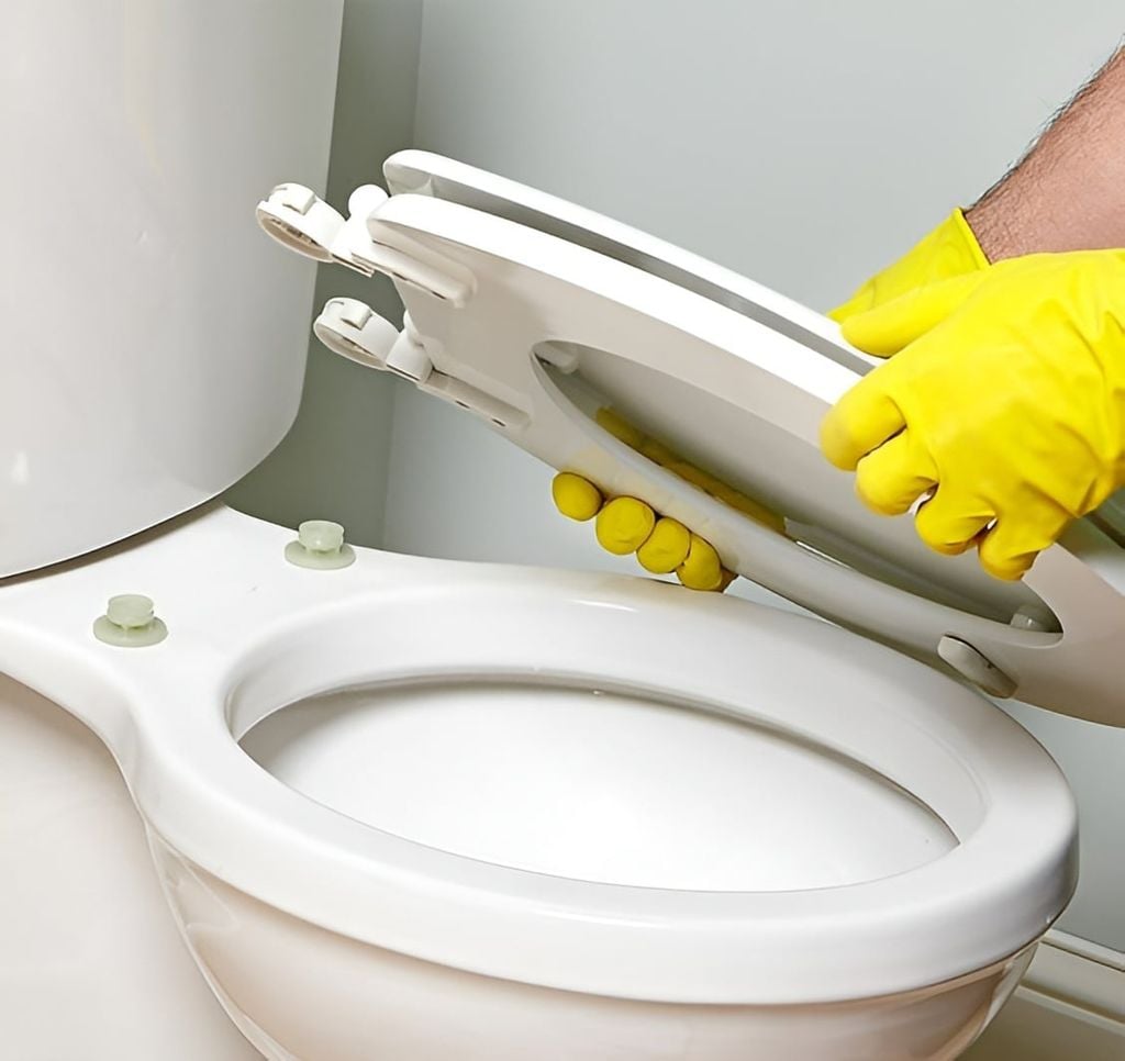 Tiến hành xác định vị trí chốt vít và tháo nhẹ nắp bồn cầu để tránh làm trầy xước bề mặt men sứ