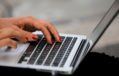 Chọn vỏ nhựa hay kim loại để giúp laptop mát hơn?