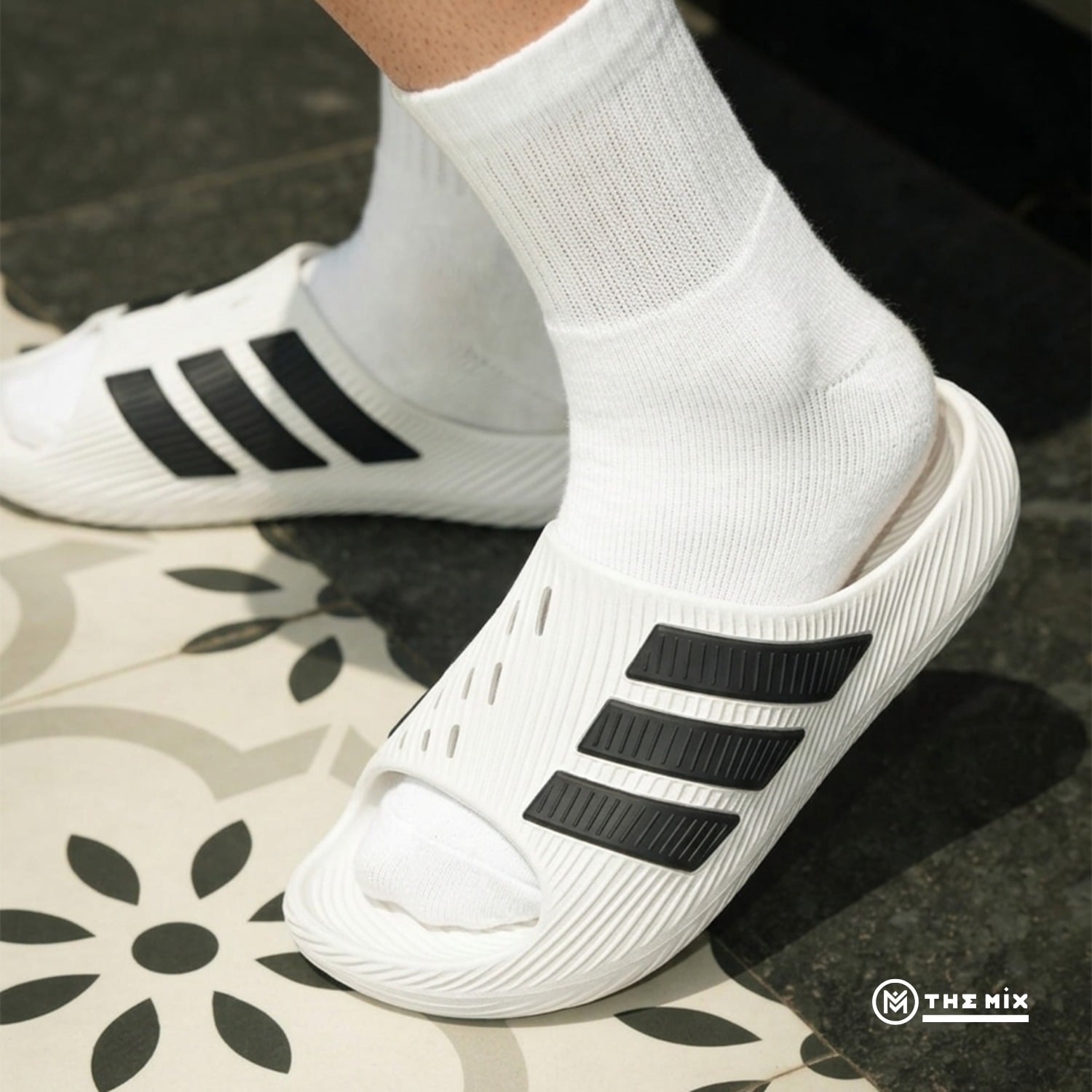 Adidas Purechill Slides Trắng Sọc Đen KI0054 là dép adidas chính hãng mới ra mắt tại Việt Nam, thiết kế quai ngang êm nhẹ, dễ mang và dễ phối.