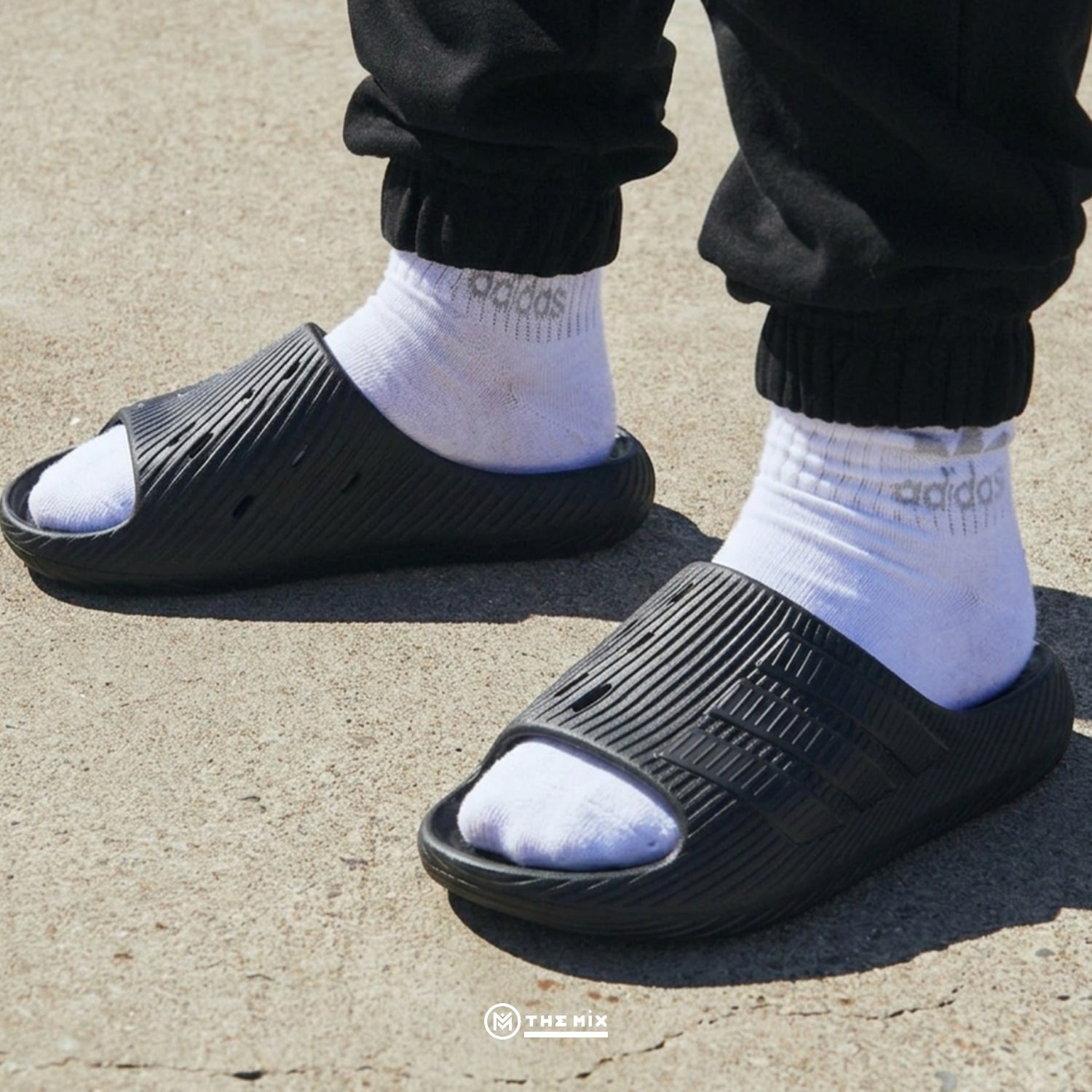 Adidas Purechill Slides Trắng Sọc Đen KI0054 là dép adidas chính hãng mới ra mắt tại Việt Nam, thiết kế quai ngang êm nhẹ, dễ mang và dễ phối.