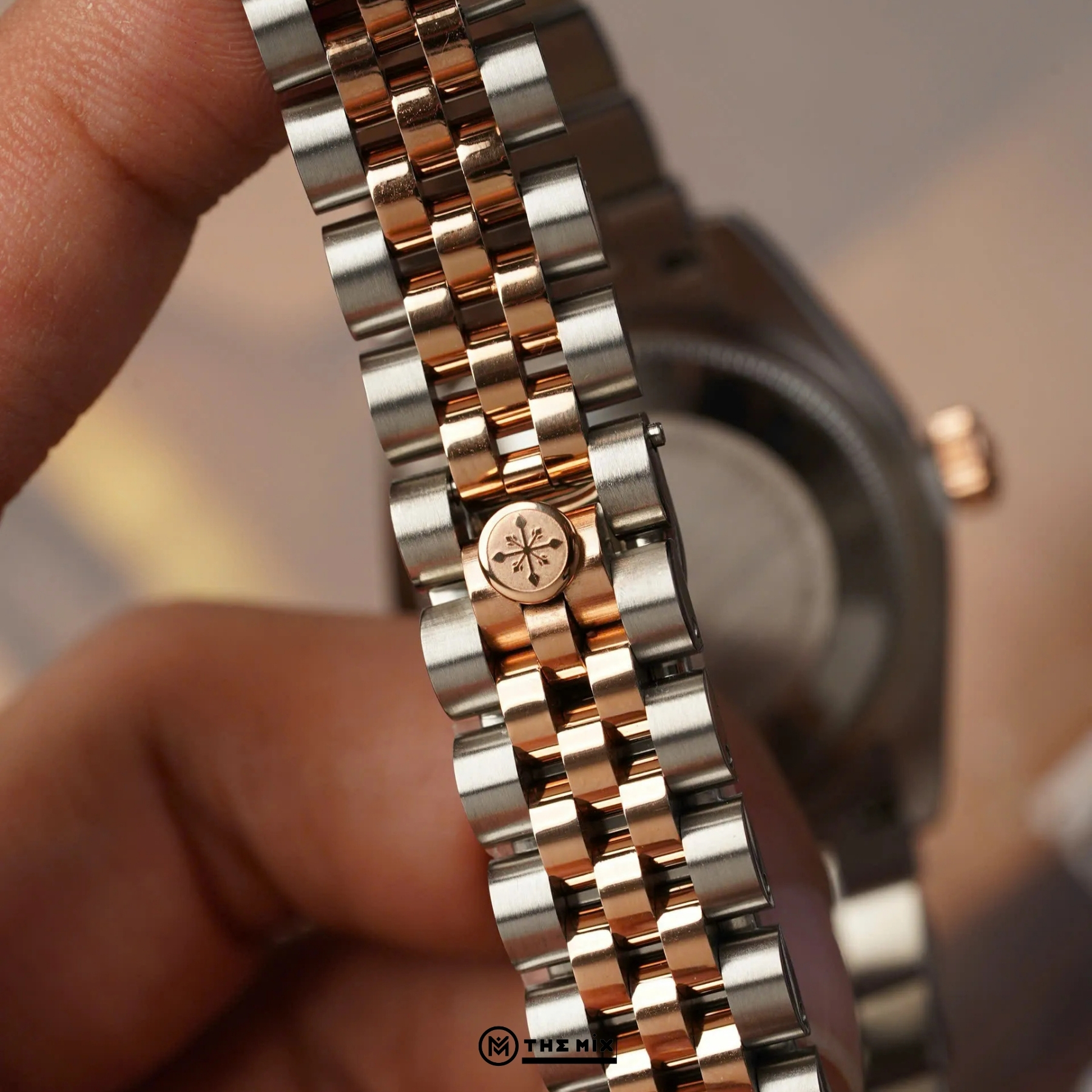 Đồng Hồ Alexander Ferros 8222D/16 - 31mm Light Sunburst Dial Fluted