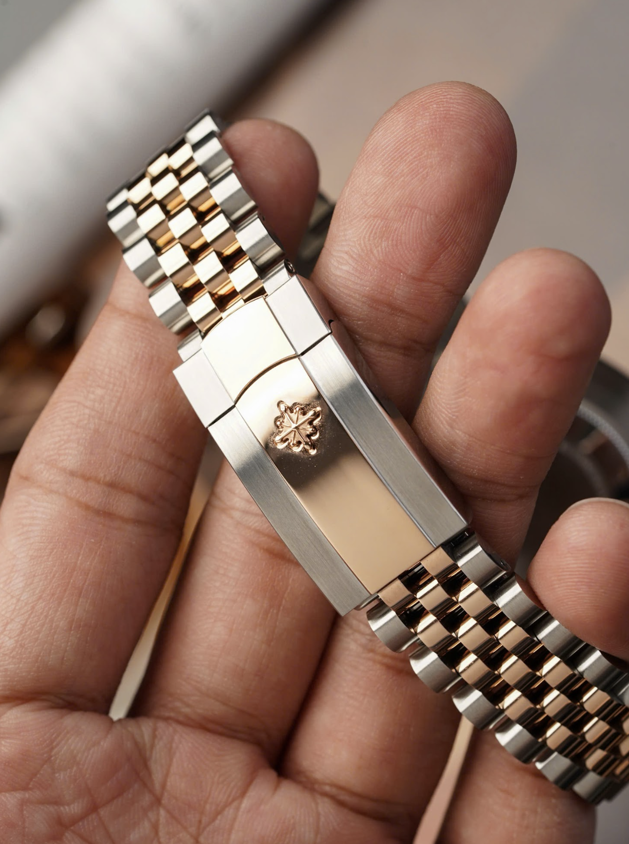 Đồng Hồ Alexander Ferros 8132D/08 - 40mm Choco Sunburst Dial Fluted Silver Gold