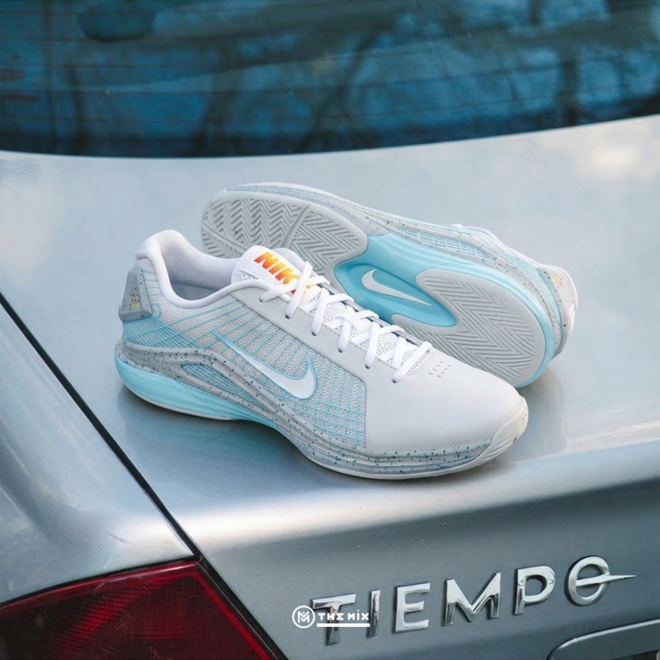 Nike Zoom Vapor 12 Hypersmash “Mag” HV1488-001 là giày tennis/court performance với Zoom Air, form gọn, phản hồi nhanh và phối màu futuristic nổi bật.