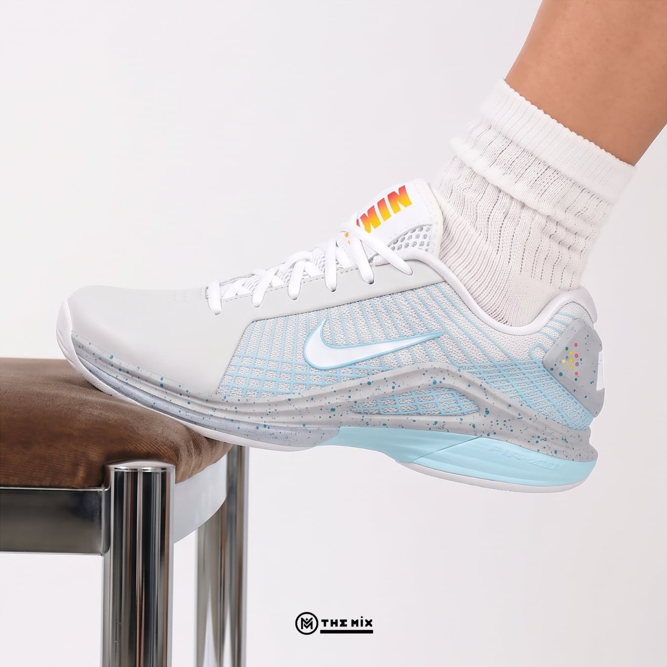 Nike Zoom Vapor 12 Hypersmash “Mag” HV1488-001 là giày tennis/court performance với Zoom Air, form gọn, phản hồi nhanh và phối màu futuristic nổi bật.
