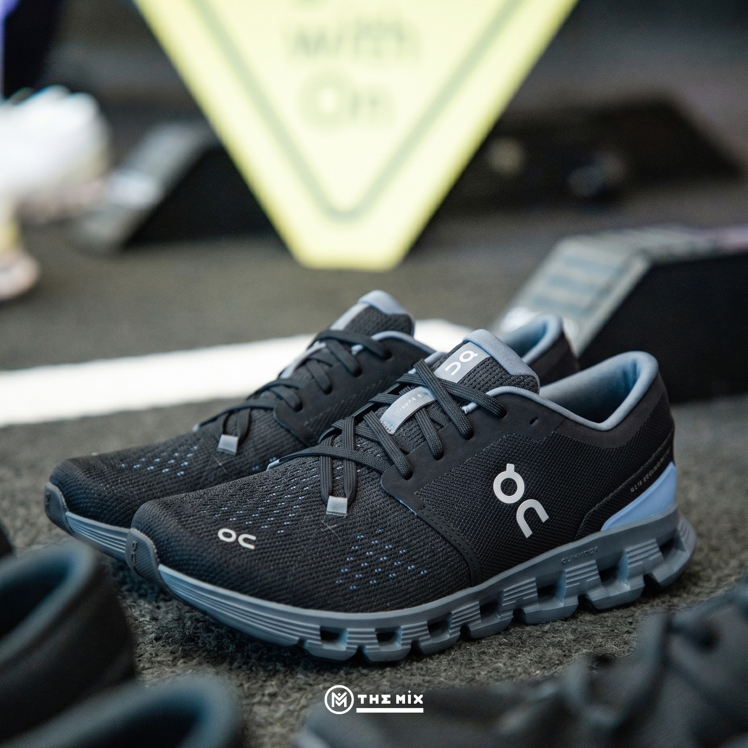 ON Running Cloud X 4 “Black Chambray” 3ME30041446 với CloudTec®, Helion™ superfoam và Speedboard®, phù hợp training, gym, chạy ngắn và athleisure.
