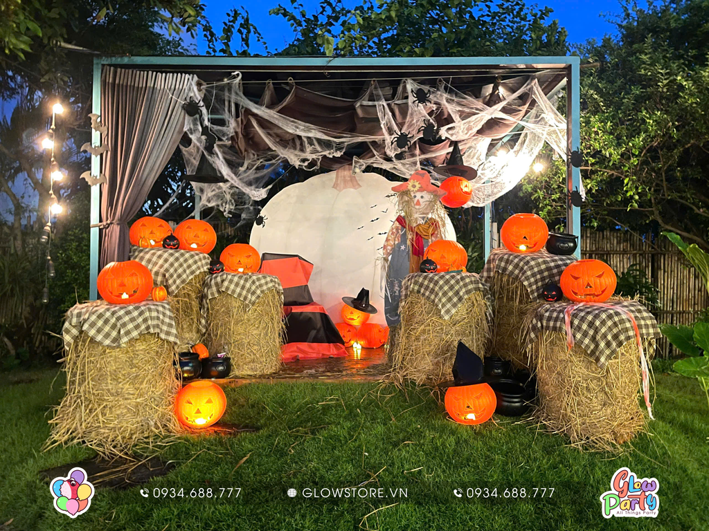 trang trí nông trại bí ngô Halloween ngoài trời