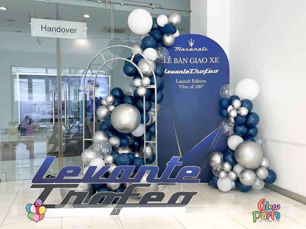 trang-tri-backdrop-ban-giao-xe-nhanh-chong