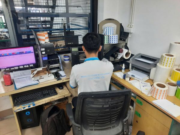 Hình ảnh kỹ thuật viên Hacode thay đầu in Zebra ZM400 cho khách hàng