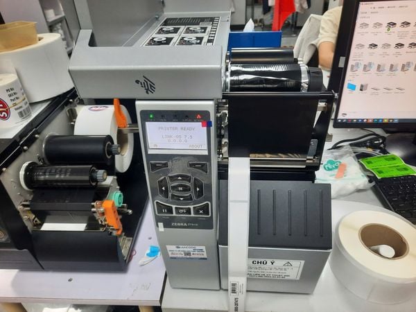kỹ thuật viên công ty Hacode lắp đặt máy in cho khách hàng
