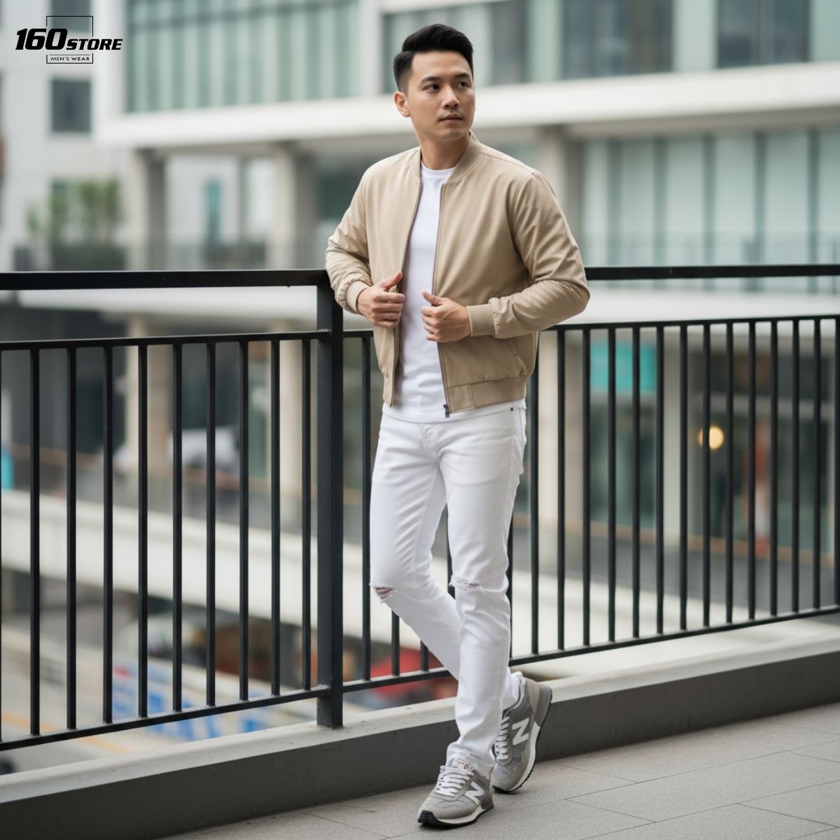 Quần Jeans trắng với áo sweater màu be