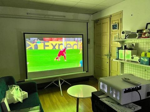 Máy Chiếu Laser vs Máy Chiếu Bóng Đèn — Chọn Gì Cho Quán Xem Bóng Đá Tiết Kiệm Và Bền Nhất?