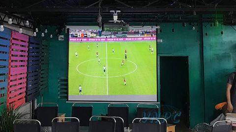 Máy Chiếu vs TV Xem Bóng Đá — Nên Chọn Gì Cho Quán Cà Phê Của Anh/Chị?